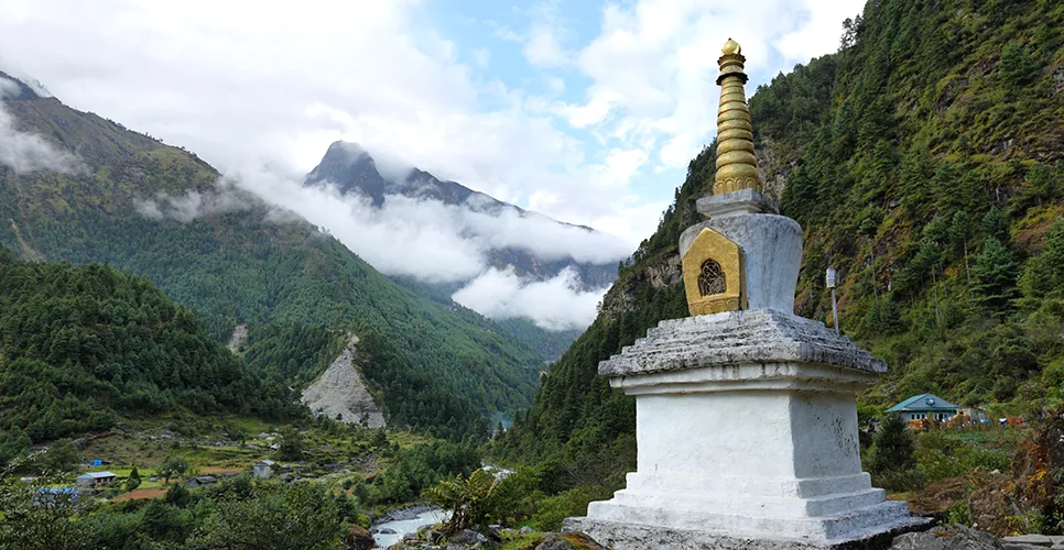 Buddhist Stupa on the way to Phakding