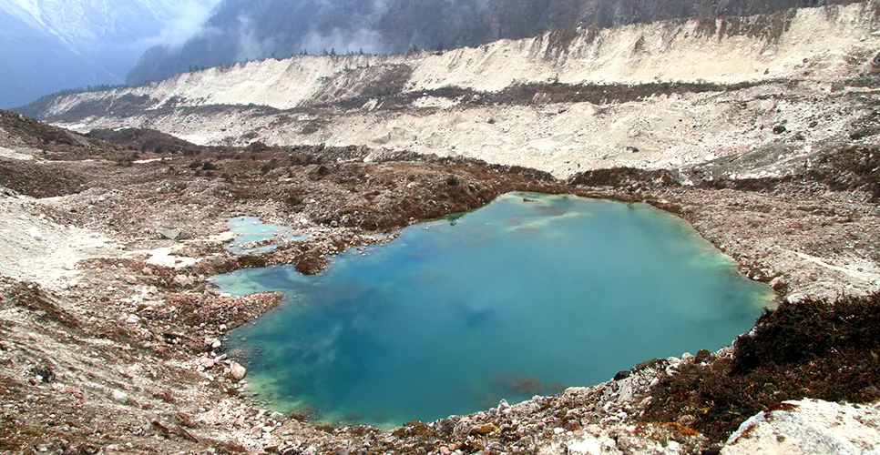 Green lake and mountain near Bimtang